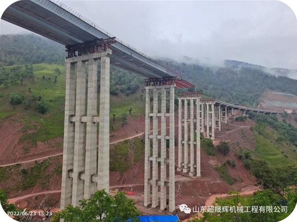 山東超晟輝◆助力大漾云高速公路第三合同段甸底2號(hào)大橋鋼箱梁頂推及落梁工程