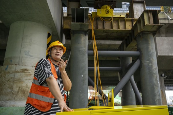 合肥繁華大道改擴(kuò)建工程滬漢蓉橋頂推施工